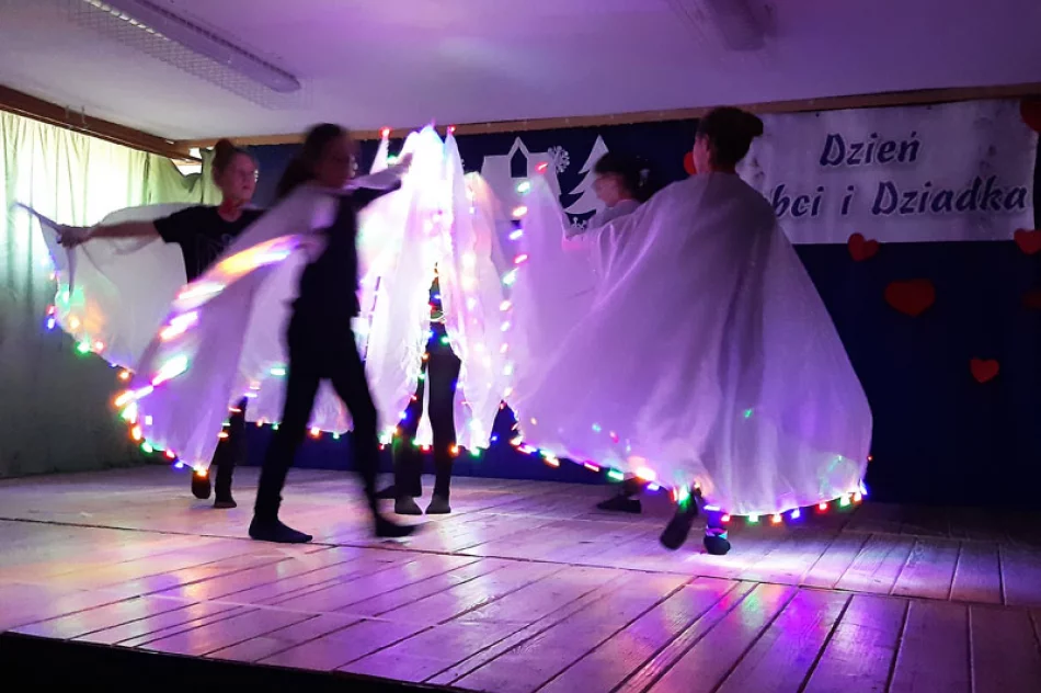 Dzień Babci i Dziadka w Szkole Podstawowej nr 2 w Siekierczynie - zdjęcie 12