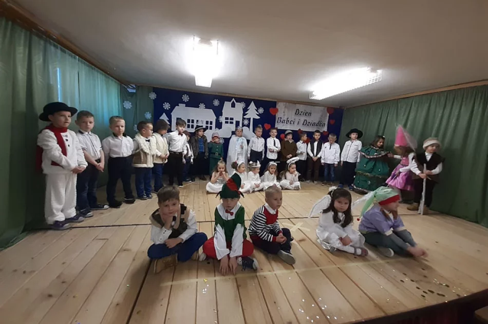 Dzień Babci i Dziadka w Szkole Podstawowej nr 2 w Siekierczynie - zdjęcie 13