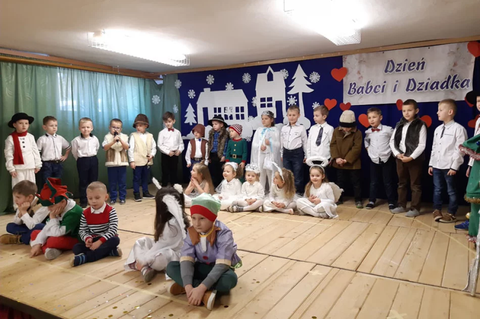 Dzień Babci i Dziadka w Szkole Podstawowej nr 2 w Siekierczynie - zdjęcie 14
