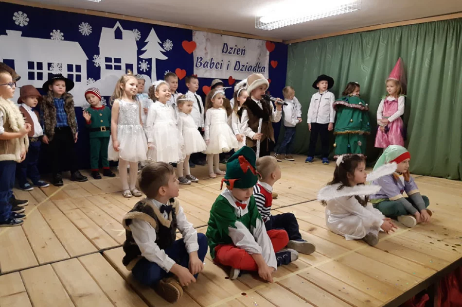 Dzień Babci i Dziadka w Szkole Podstawowej nr 2 w Siekierczynie - zdjęcie 15