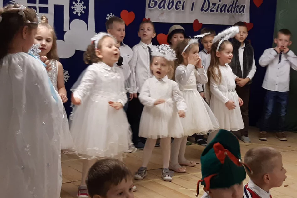 Dzień Babci i Dziadka w Szkole Podstawowej nr 2 w Siekierczynie - zdjęcie 16