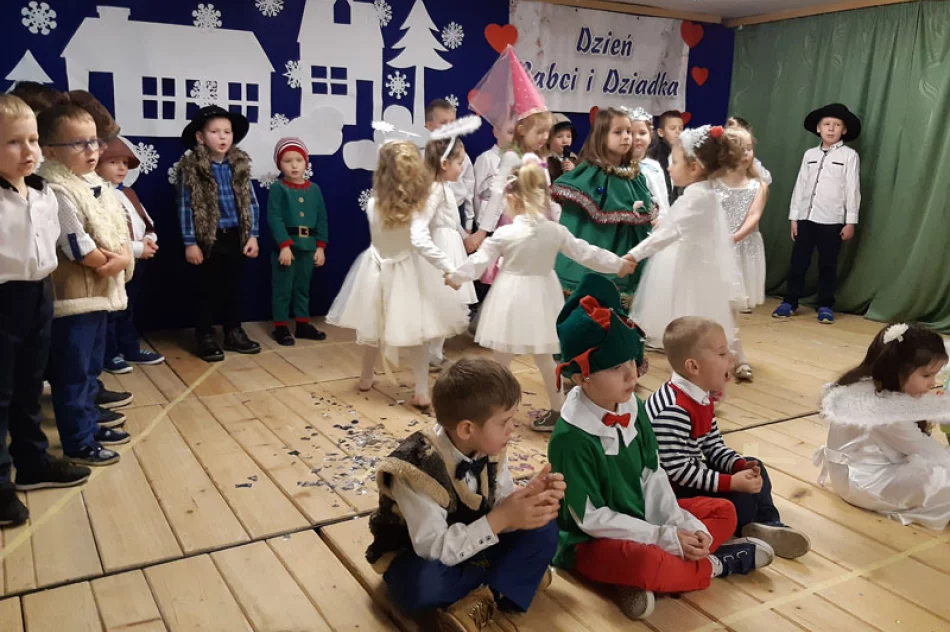 Dzień Babci i Dziadka w Szkole Podstawowej nr 2 w Siekierczynie - zdjęcie 17