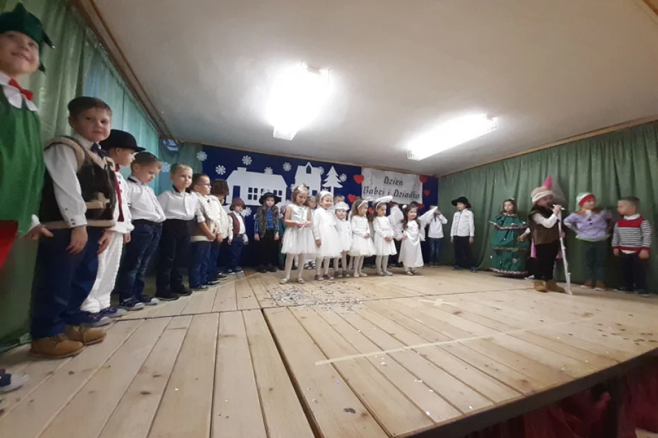 Dzień Babci i Dziadka w Szkole Podstawowej nr 2 w Siekierczynie - zdjęcie 18