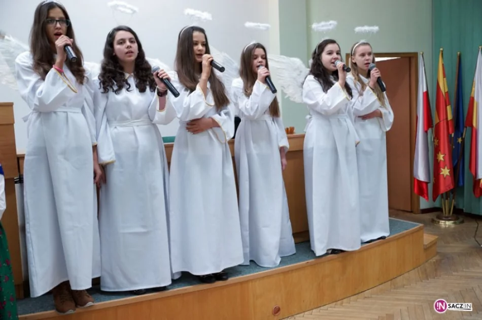 Odegrali Jasełka w Starostwie - zdjęcie 2