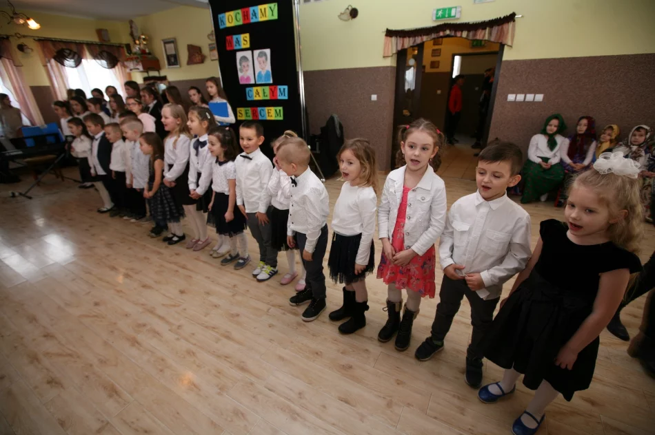 Wyjątkowa uroczystość z okazji Dnia Babci i Dziadka - zdjęcie 8