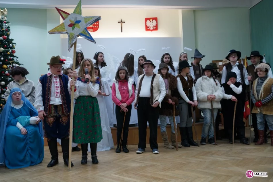 Odegrali Jasełka w Starostwie - zdjęcie 4