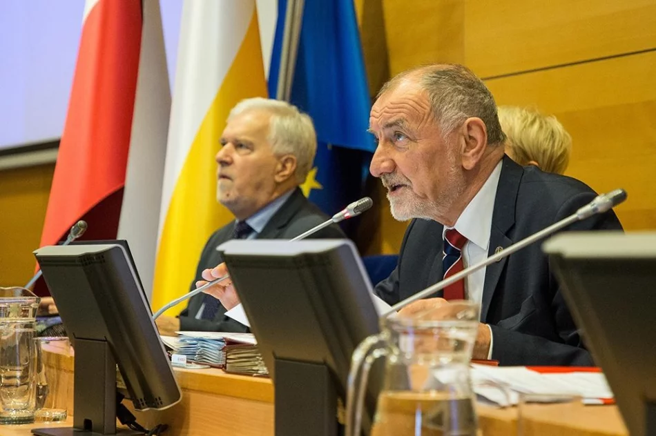 Sesja sejmiku poświęcona m.in. przygotowaniom do jubileuszu 100-lecia urodzin Jana Pawła II - zdjęcie 2