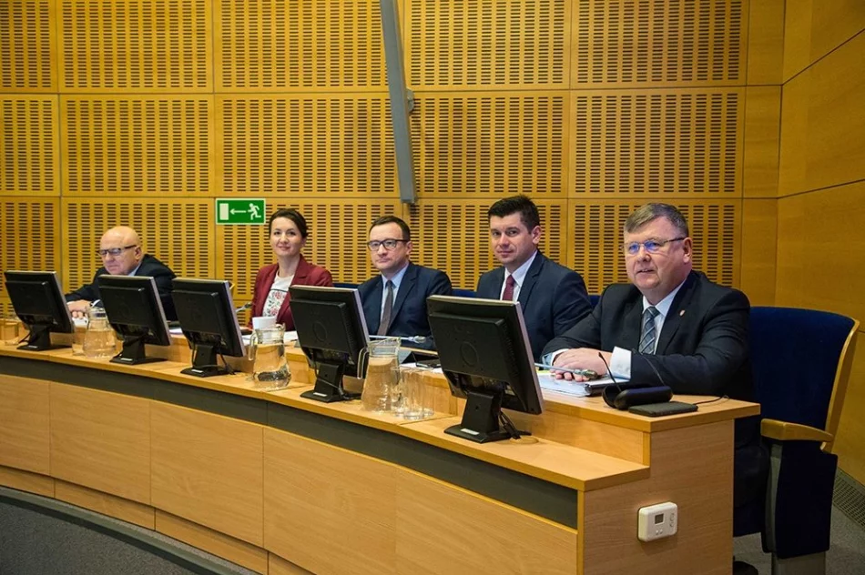 Sesja sejmiku poświęcona m.in. przygotowaniom do jubileuszu 100-lecia urodzin Jana Pawła II - zdjęcie 3