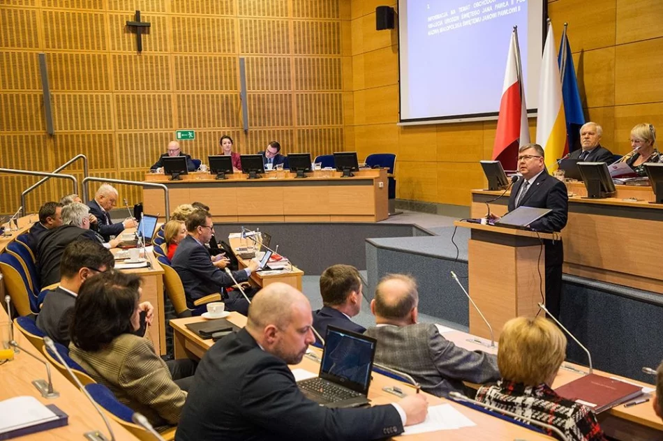Sesja sejmiku poświęcona m.in. przygotowaniom do jubileuszu 100-lecia urodzin Jana Pawła II - zdjęcie 6