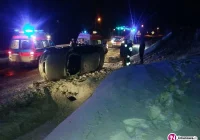 Dachowanie samochodu, uczestnicy zdarzenia zatrzymani przez policję - zdjęcie główne