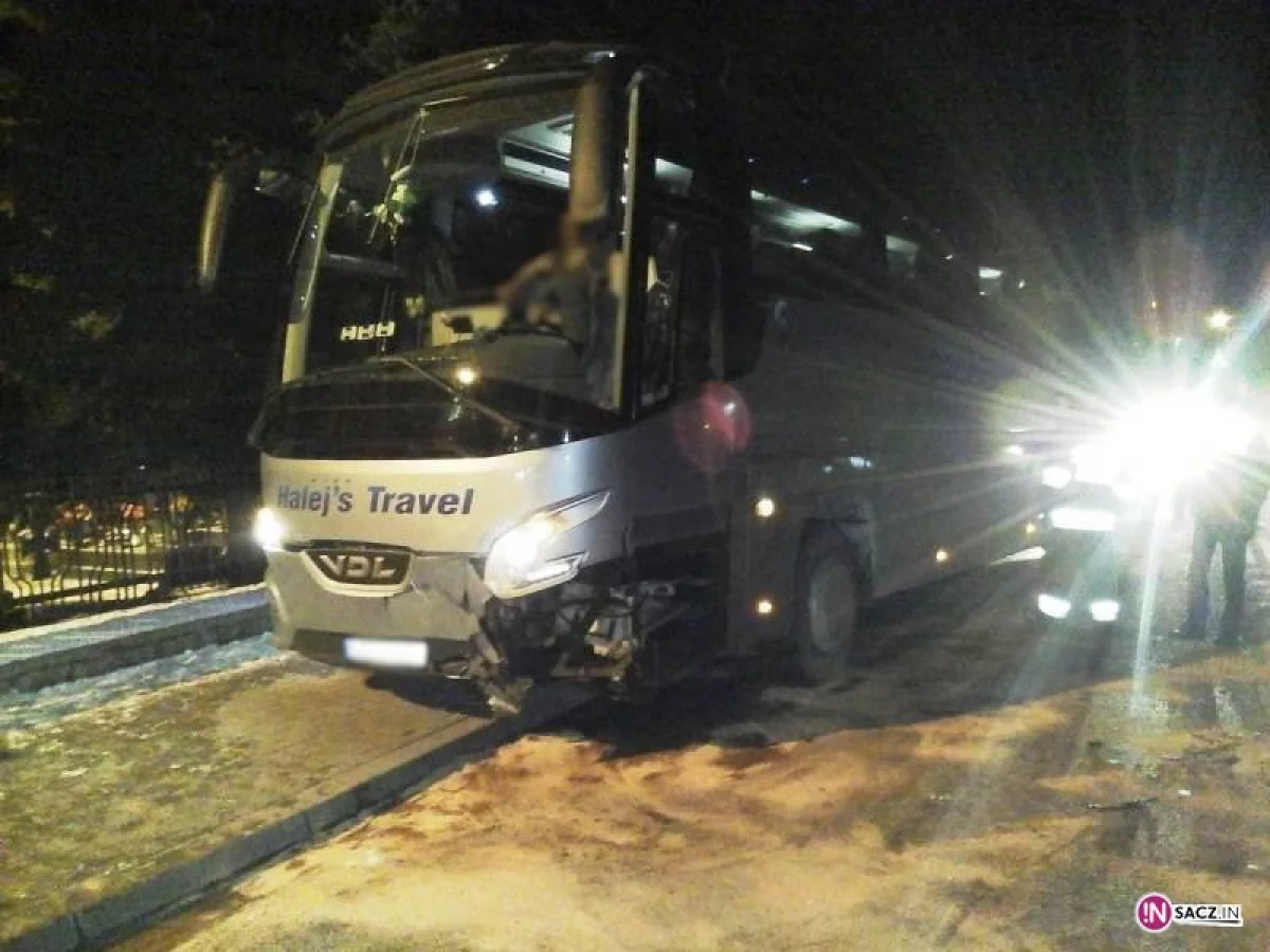 W Łososinie Dolnej zderzył się samochód osobowy i autobus