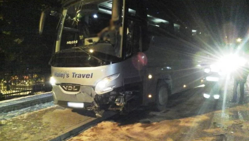 W Łososinie Dolnej zderzył się samochód osobowy i autobus - zdjęcie 1