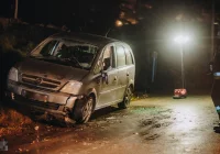 Samochód wywrócił się na drodze. Pogotowie udzieliło pomocy 2 osobom - zdjęcie główne