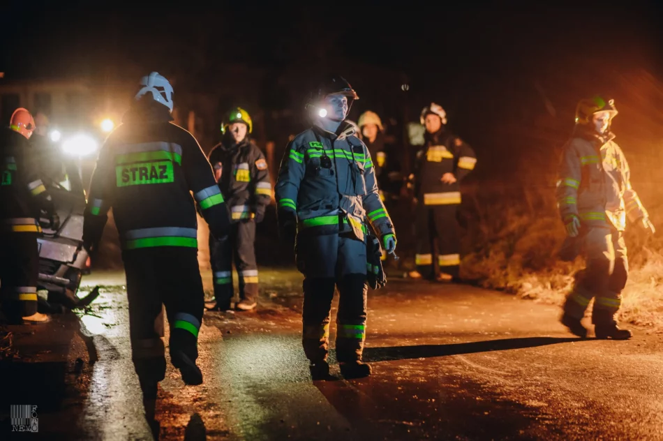 Samochód wywrócił się na drodze. Pogotowie udzieliło pomocy 2 osobom - zdjęcie 4