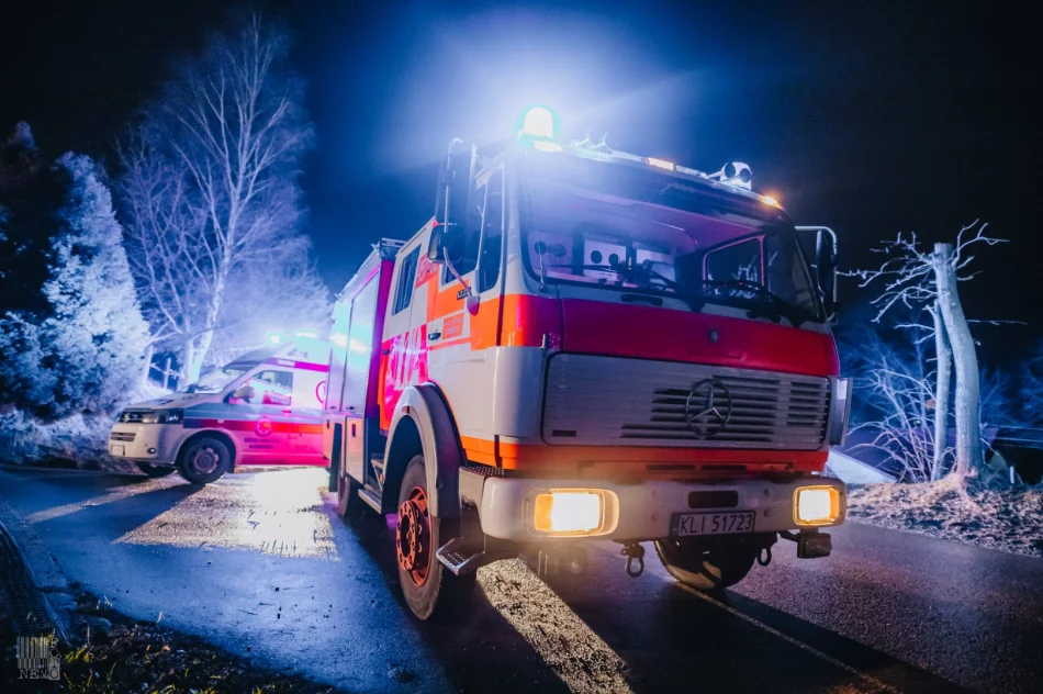 Samochód wywrócił się na drodze. Pogotowie udzieliło pomocy 2 osobom - zdjęcie 6