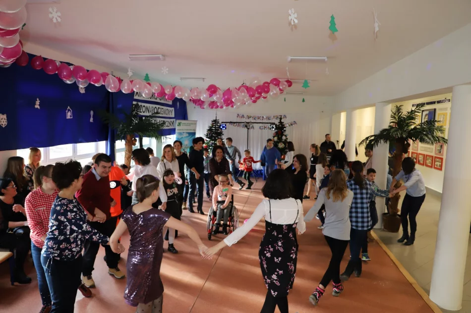 XI Miejsko-Gminny Bożonarodzeniowy Konkurs Plastyczny dla dzieci niepełnosprawnych w SP w Rupniowie - zdjęcie 2