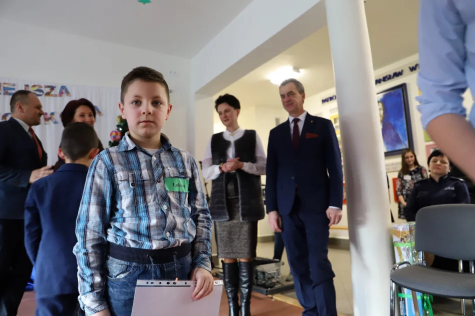 XI Miejsko-Gminny Bożonarodzeniowy Konkurs Plastyczny dla dzieci niepełnosprawnych w SP w Rupniowie - zdjęcie 17