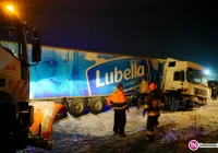 Ciężarówka wpadła w poślizg i uderzyła w ogrodzenia - zdjęcie główne