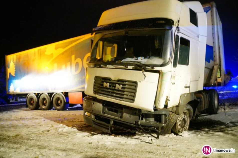 Ciężarówka wpadła w poślizg i uderzyła w ogrodzenia - zdjęcie 2