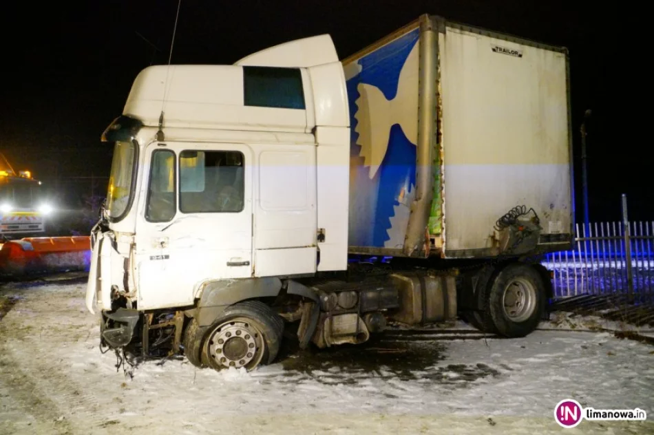 Ciężarówka wpadła w poślizg i uderzyła w ogrodzenia - zdjęcie 3