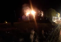 36 strażaków gasiło pożar budynku gospodarczego - zdjęcie główne