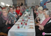 Setka osób na dorocznym spotkaniu seniorów - zdjęcie główne