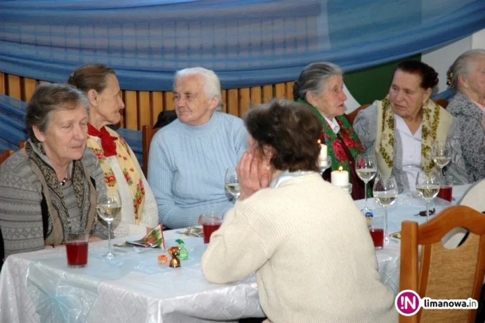 Setka osób na dorocznym spotkaniu seniorów - zdjęcie 2