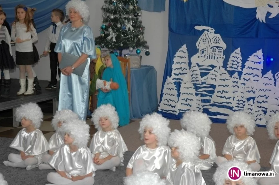 Setka osób na dorocznym spotkaniu seniorów - zdjęcie 3