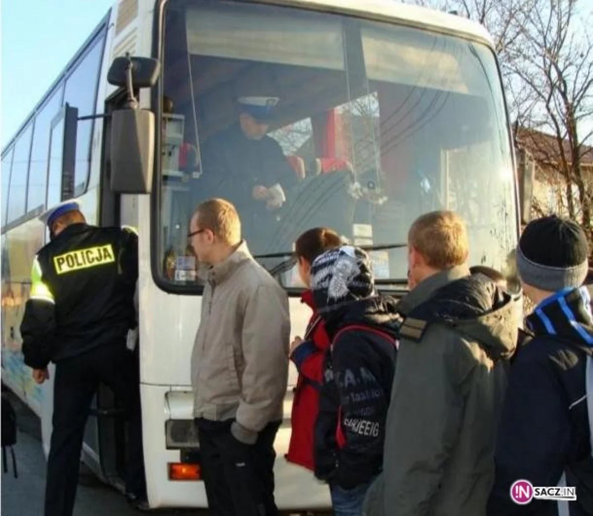 Policjanci sprawdzają autokary przed feriami