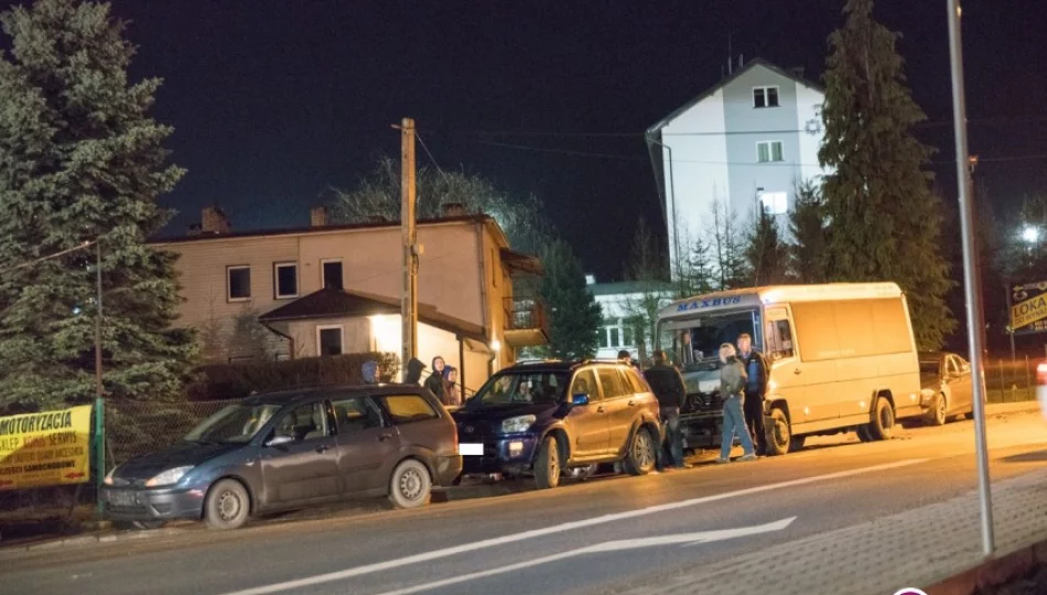 Kolizja sześciu samochodów i autobusu - zdjęcie 1