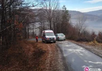 Karetka utknęła na oblodzonej drodze. Z pomocą przyszli strażacy - zdjęcie główne