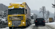 Kolejny dzień trudnych warunków drogowych - zdjęcie 2