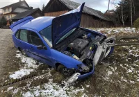 Samochód uderzył w słup. Kierowca bez uprawnień, za to z zakazem i promilami - zdjęcie główne