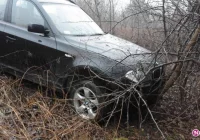 Piątkowa – samochód osobowy wypadł z drogi - zdjęcie główne