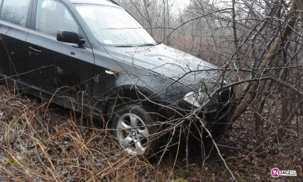 Piątkowa – samochód osobowy wypadł z drogi