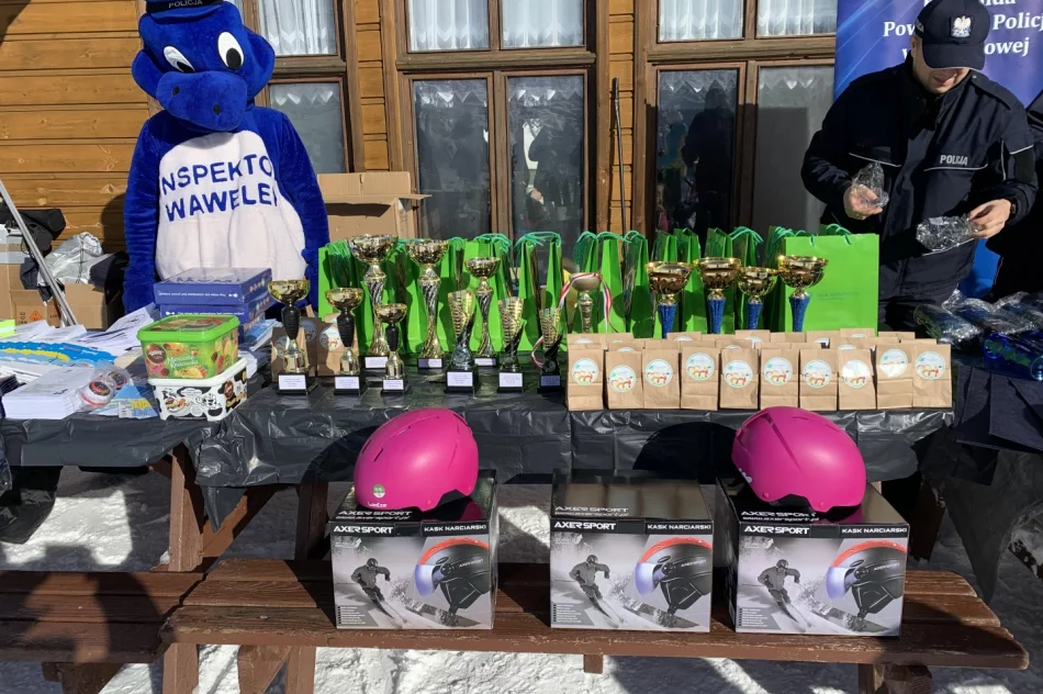 Mundurowi promowali bezpieczeństwo na stoku - zdjęcie 11