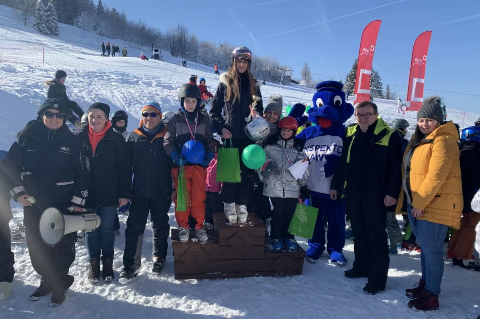 Mundurowi promowali bezpieczeństwo na stoku - zdjęcie 12