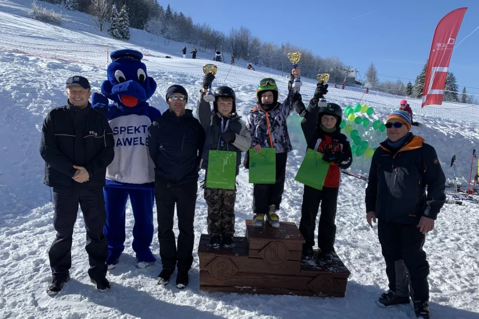Mundurowi promowali bezpieczeństwo na stoku - zdjęcie 14
