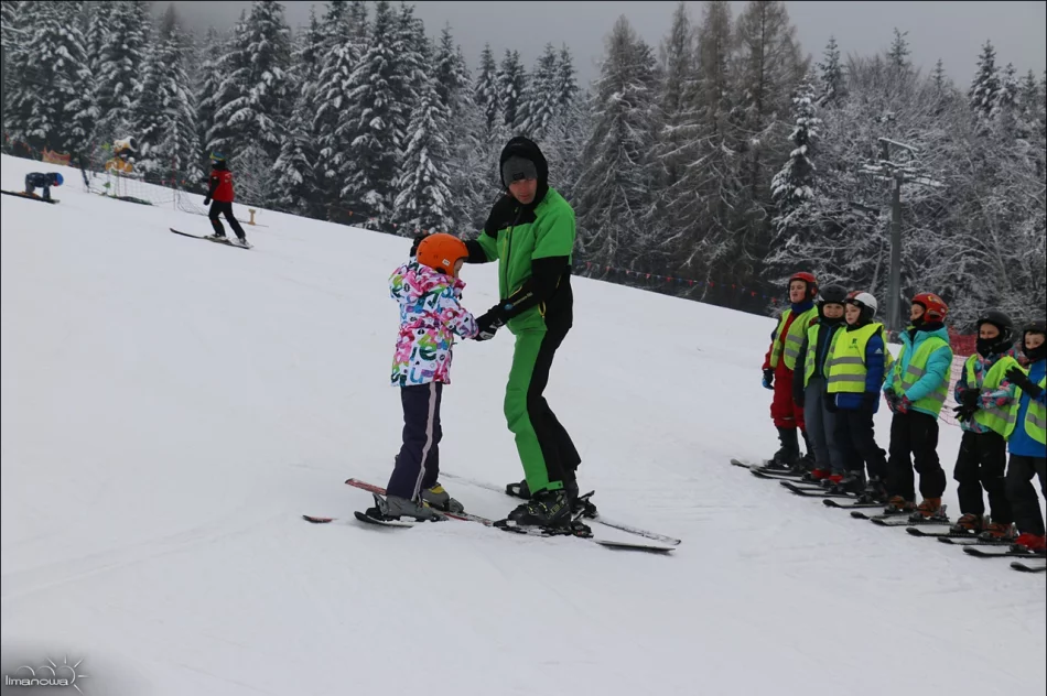 UCZNIOWIE LIMANOWSKICH SZKÓŁ „JEŻDŻĄ Z GŁOWĄ” - zdjęcie 4