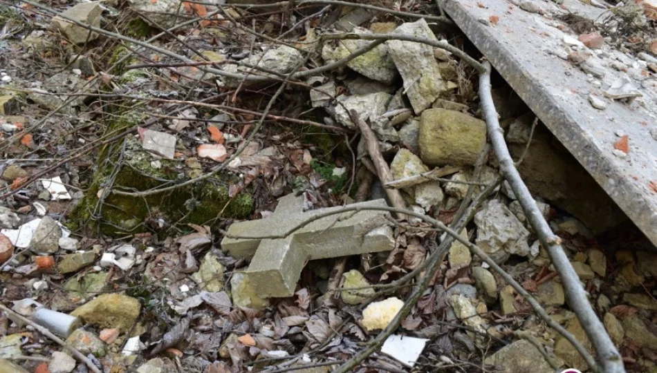 Rozbite krzyże, zniszczone fragmenty nagrobków - cmentarny gruz wyrzucony przy drodze - zdjęcie 1