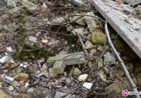 Rozbite krzyże, zniszczone fragmenty nagrobków - cmentarny gruz wyrzucony przy drodze - zdjęcie główne