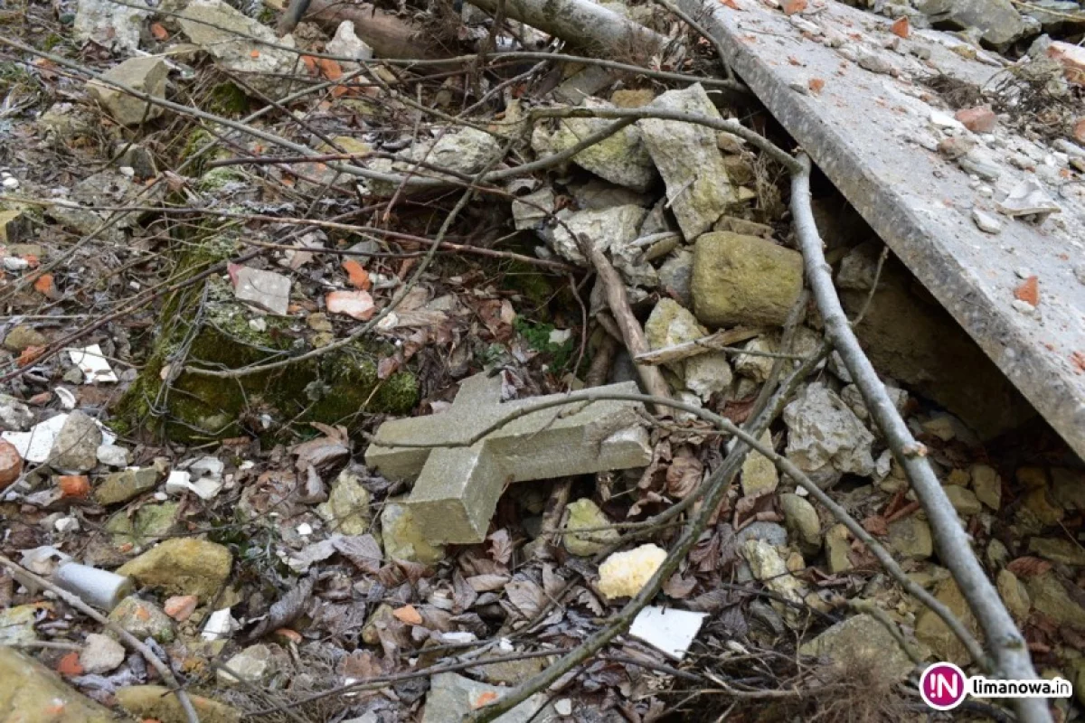 Rozbite krzyże, zniszczone fragmenty nagrobków - cmentarny gruz wyrzucony przy drodze