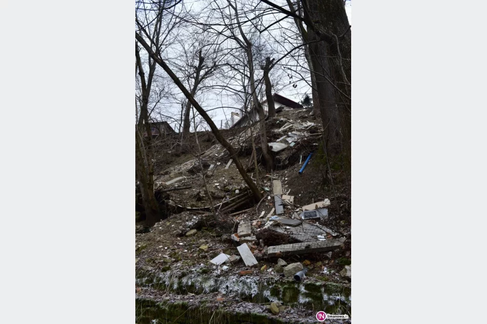 Rozbite krzyże, zniszczone fragmenty nagrobków - cmentarny gruz wyrzucony przy drodze - zdjęcie 2