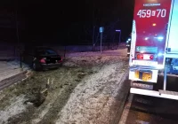 Samochód uderzył w słup i ogrodzenie. Dwaj pijani mężczyźni w areszcie - zdjęcie główne