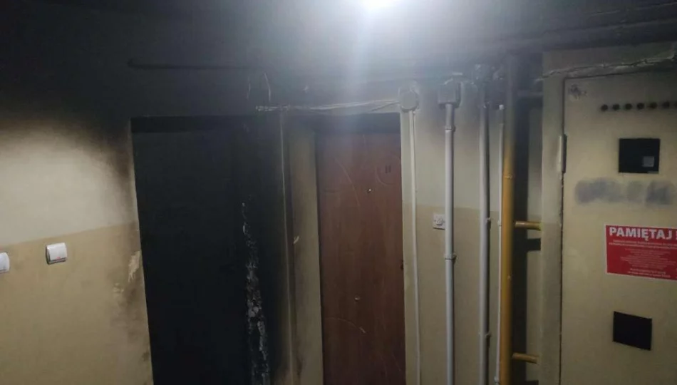 45-latka podejrzana o podpalenie drzwi mieszkania trafiła do szpitala - zdjęcie 1