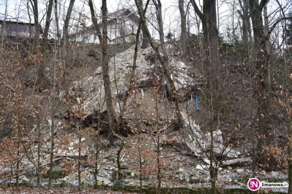 Rozbite krzyże, zniszczone fragmenty nagrobków - cmentarny gruz wyrzucony przy drodze - zdjęcie 3