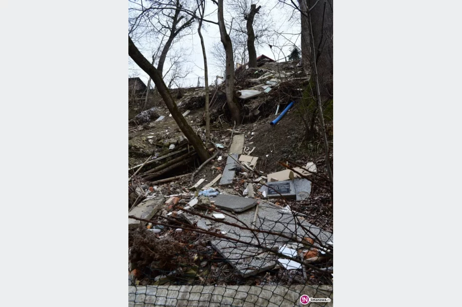 Rozbite krzyże, zniszczone fragmenty nagrobków - cmentarny gruz wyrzucony przy drodze - zdjęcie 4