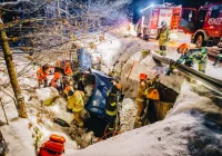 Samochód wjechał do przydrożnego rowu. Jedna osoba doznała obrażeń - zdjęcie główne