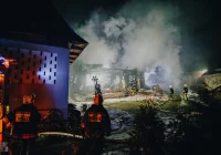 Spłonął drewniany dom, 3 inne budynki były zagrożone - zdjęcie główne