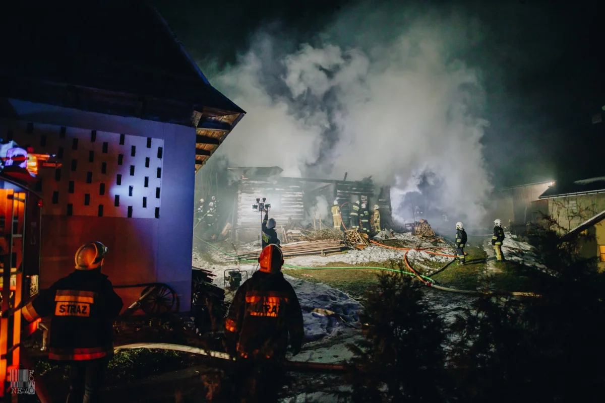Spłonął drewniany dom, 3 inne budynki były zagrożone